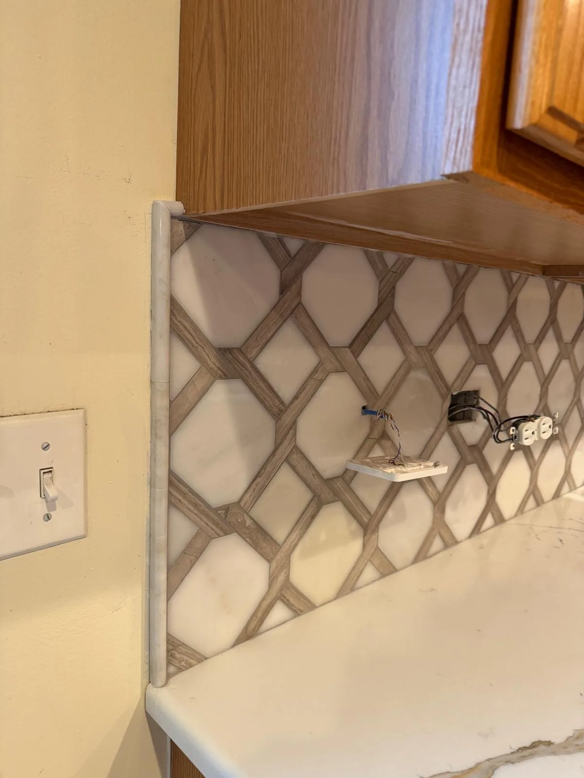 Geometric trellis pattern kitchen backsplash